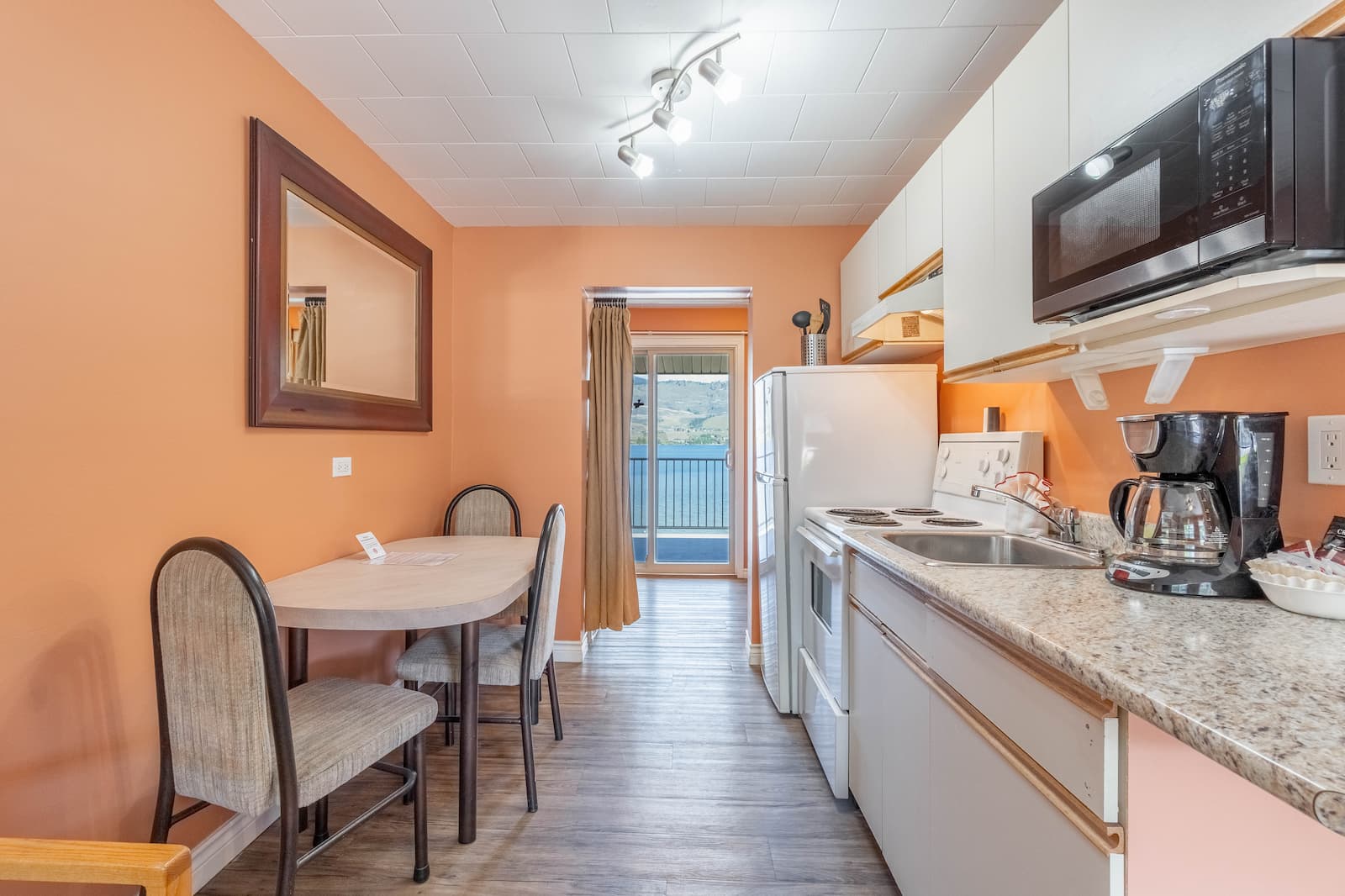 Safari Beach Resort Osoyoos - Unit 209