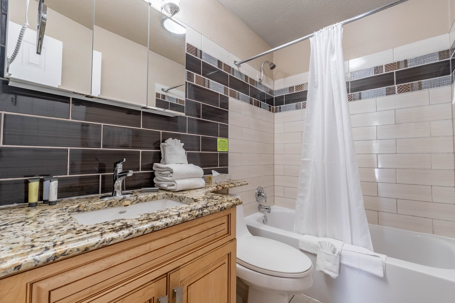 Safari Beach Resort Osoyoos - Unit 201