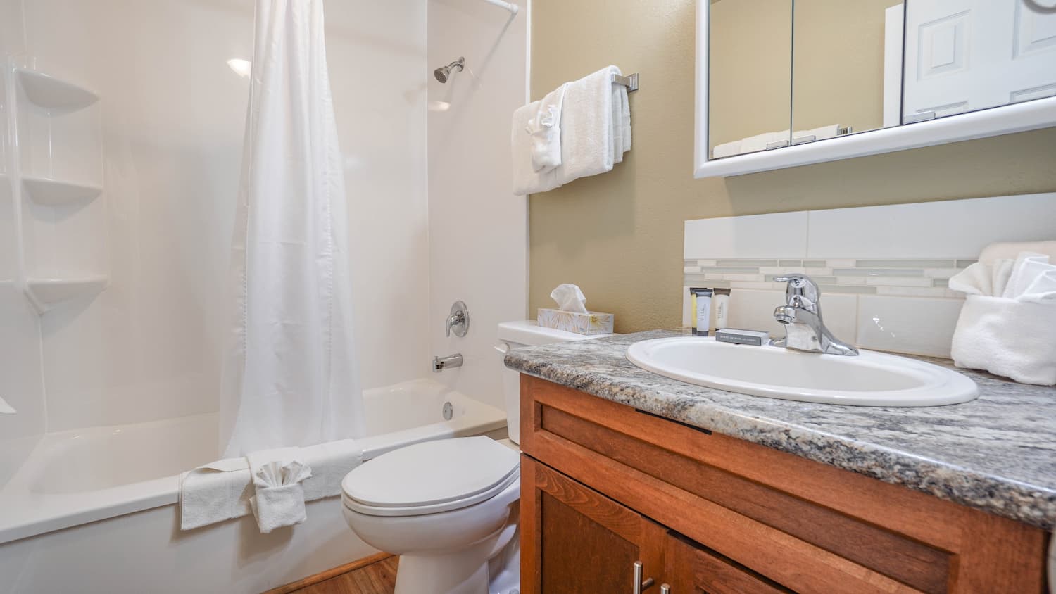 Safari Beach Resort Osoyoos - Unit 202