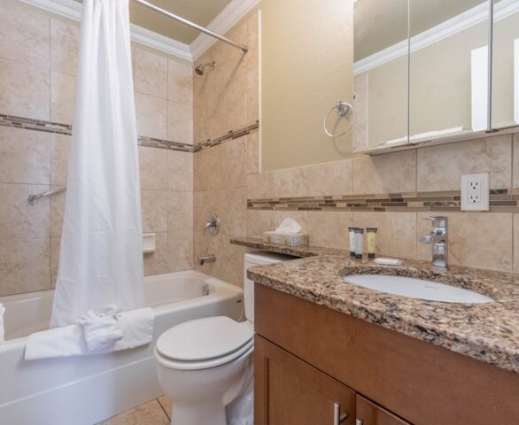 Safari Beach Resort Osoyoos - Unit 204