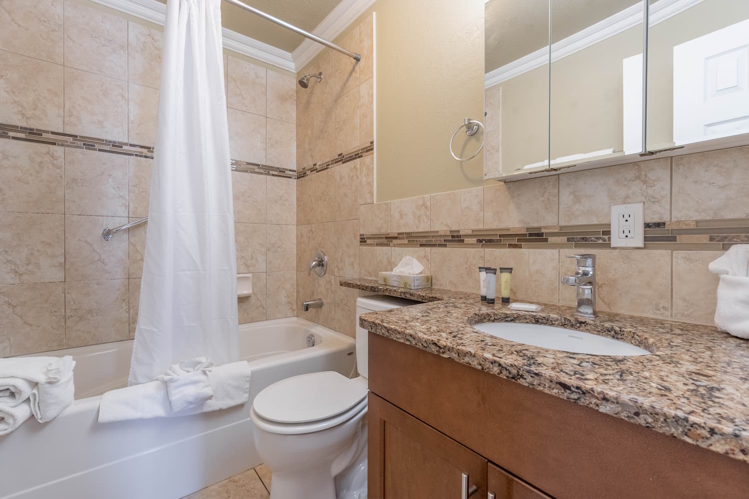 Safari Beach Resort Osoyoos - Unit 204