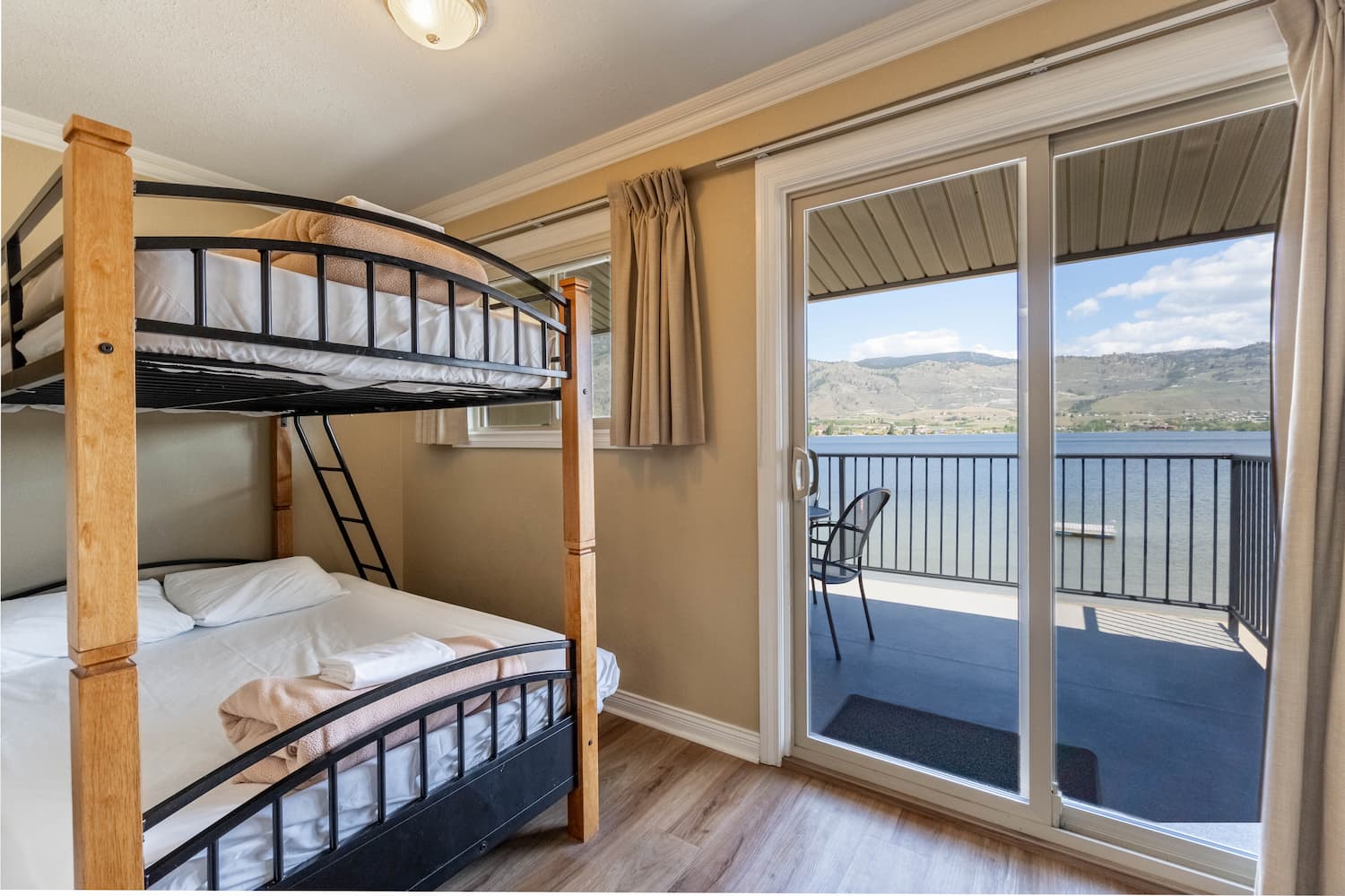 Safari Beach Resort Osoyoos - Unit 204
