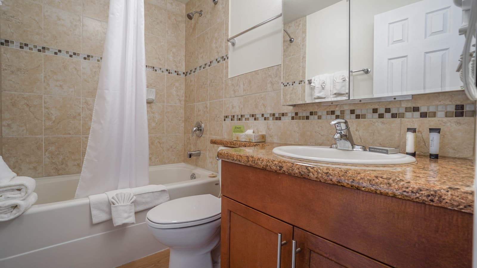 Safari Beach Resort Osoyoos - Unit 208