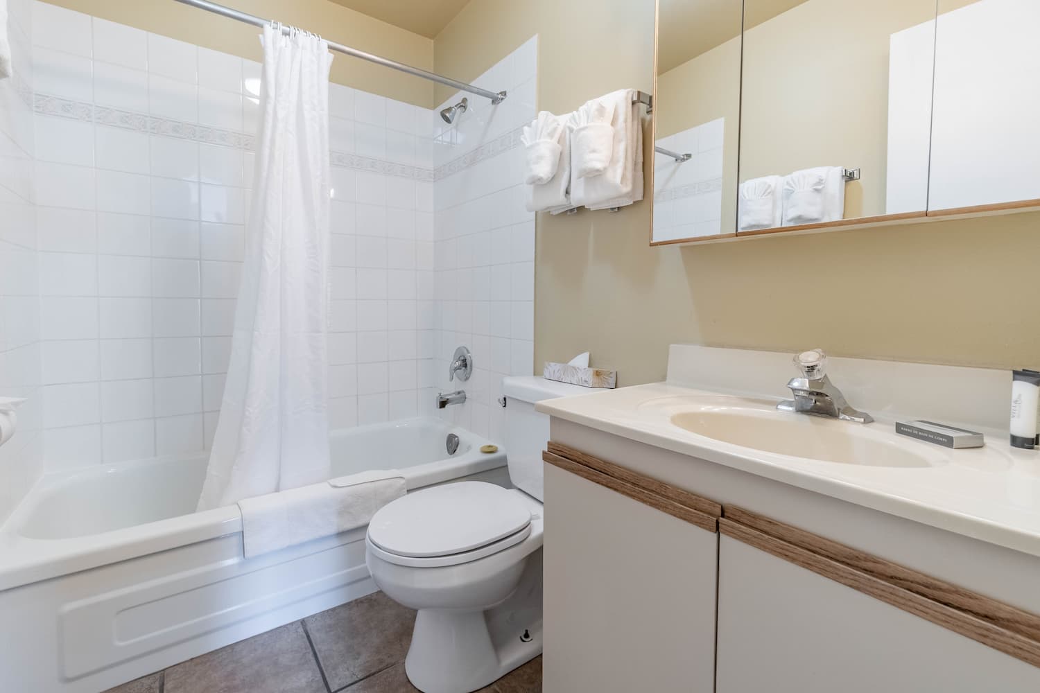 Safari Beach Resort Osoyoos - Unit 220